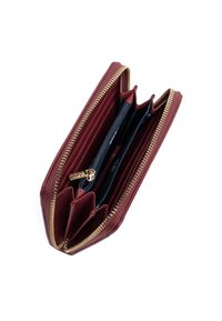 Bordó kožená peněženka se zipovým uzávěrem, více sloty na karty a zlatým zipem. Interiér je vyložen tmavě modrou textílií.