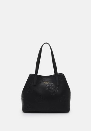Sac à main Guess en cuir noir avec doubles anses, motifs de logo embossés et texte du logo Guess doré au centre à l'avant.