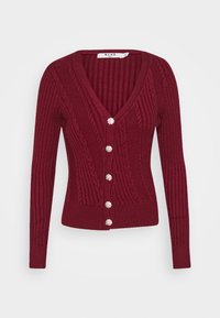 Burgundský žebrovaný cardigan s V-výstřihem, dlouhými rukávy a pěti dekorativními knoflíky vpředu. Obsahuje pletený vzor a přiléhavý střih.