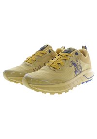Żółte buty sportowe z teksturowaną cholewką z tkaniny, gumową podeszwą, niebieskimi akcentami i logo z boku. Posiadają odblaskowe detale i sznurowadła.