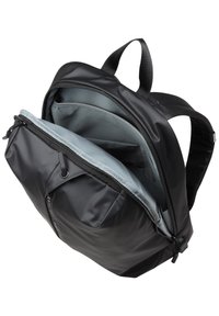 Zaino nero con finitura opaca, scomparto principale con zip, rivestimento interno grigio e spallacci regolabili. Elementi testurizzati visibili.