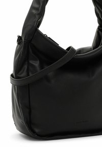 Borsa a tracolla in pelle nera con un design morbido e sformato, caratterizzata da una singola tracolla e un discreto marchio impresso sul lato.
