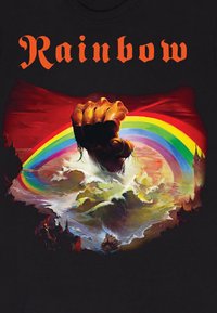 Sort T-shirt med en stor, detaljeret illustration af en gylden fist, der bryder gennem bølger, med en strålende regnbue, der buer ovenfor og en rød baggrund.