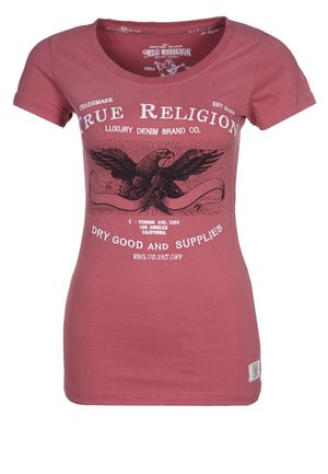 Różowy T-shirt z krótkim rękawem marki True Religion z czarną grafiką orła i białym tekstem zawierającym informacje o marce i lokalizacji.