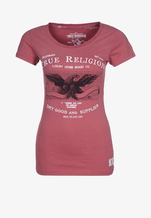 Różowy T-shirt z krótkim rękawem marki True Religion z czarną grafiką orła i białym tekstem zawierającym informacje o marce i lokalizacji.