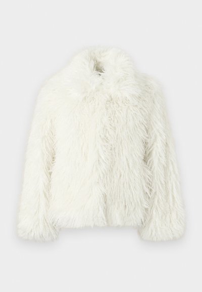 Biely umelý kožuch s vysokým golierom, so štruktúrovaným, huňatým povrchom a dlhými rukávmi, navrhnutý v uvoľnenom strihu.