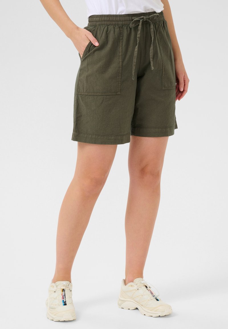 Shorts vert olive en tissu texturé, dotés d'une taille élastique avec cordon de serrage, de poches latérales et d'une coupe décontractée.