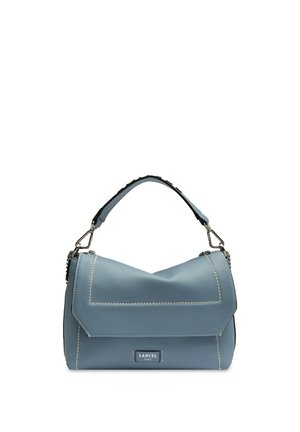 Sac à bandoulière en cuir bleu texturé avec surpiqûres blanches, fermeture par rabat, quincaillerie argentée et étiquette Lancel Paris à l'avant.