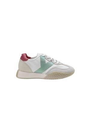 Sneakers con tomaia sintetica bianca, accento verde menta e tallone rosso. Presentano dettagli in suede grigio testurizzato e una suola in gomma lavorata.