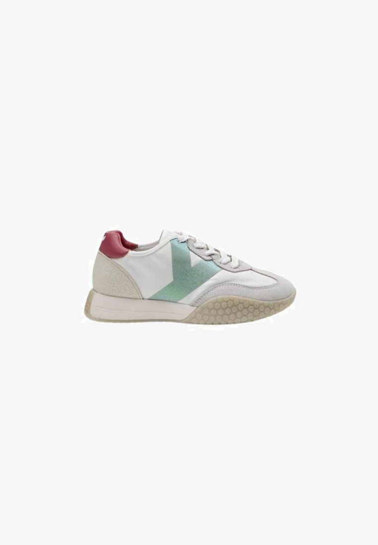 Sneakers con tomaia sintetica bianca, accento verde menta e tallone rosso. Presentano dettagli in suede grigio testurizzato e una suola in gomma lavorata.
