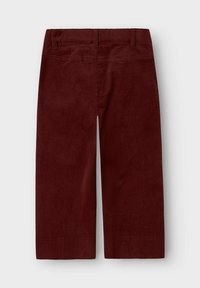 Burgundijas krāsas korduroja culottes ar plašu kāju dizainu, kas piedāvā teksturētu audumu un gludu jostasvietu. Nav redzamu piederumu vai akcentu.