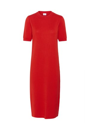 Vestido de punto rojo con mangas cortas, escote redondo y aberturas laterales; confeccionado en una tela suave con una silueta ajustada.