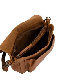 Borsa a tracolla in pelle marrone con un morbido interno in camoscio, dotata di una tasca con zip e di un comparto principale. Include una tracolla in metallo.