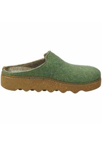 Zielone filcowe klapki wsuwane z zaokrąglonym noskiem, teksturowaną powierzchnią i masywną korkową podeszwą z falistym wzorem. Jasne przeszycia akcentujące.