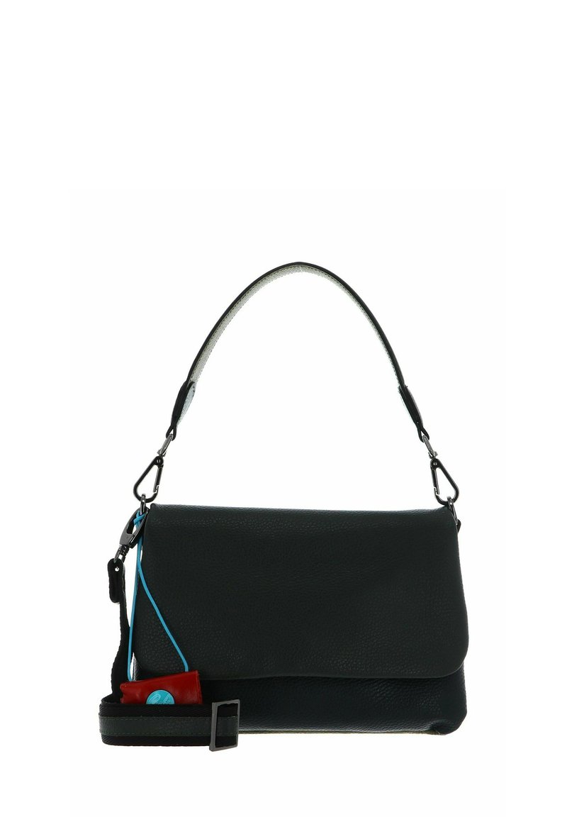 Borsa in pelle nera con una texture liscia, dotata di chiusura a pattina e tracolla regolabile. Include un piccolo dettaglio rosso e una rifinitura blu.