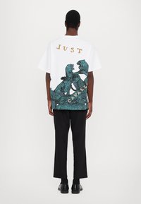 Just Cavalli PLACED FULL LEOPARD - Apdrukāts T-krekls - white