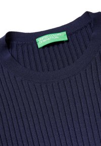 Námořnický vroubkovaný svetr s kulatým výstřihem a zelenou nálepkou s nápisem "United Colors of Benetton" na límci.