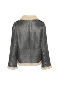 Chaqueta gris de piel vuelta con un suave cuello y puños beige. Presenta un diseño cuadrado, costuras visibles y una superficie texturizada en general.