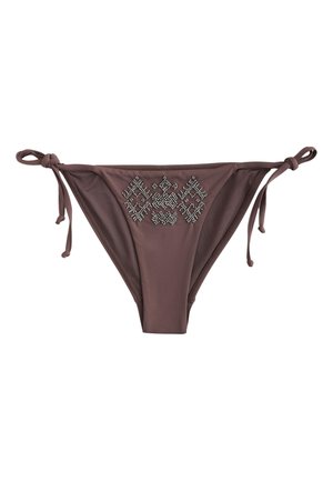 Brauner Bikini-Slip mit seitlichen Bändern und einem geometrischen Perlenmuster in der vorderen Mitte.