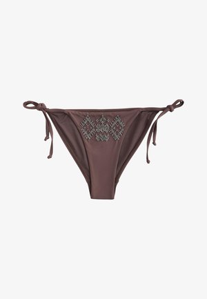 Brauner Bikini-Slip mit seitlichen Bändern und einem geometrischen Perlenmuster in der vorderen Mitte.