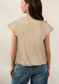 Next REGULAR FIT - SHORT SLEEVE V-NECK BUBBLEHEM - Majica kratkih rukava s printom - neutral