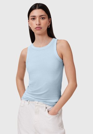 Lyseblå ribbet tanktop med rund halsudskæring og brede skulderstropper. Stoffet ser blødt, strækbart og tætsiddende ud.