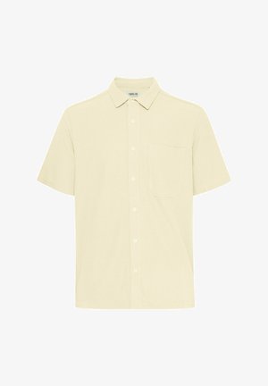 Camicia a maniche corte in tessuto giallo chiaro testurizzato. Presenta un colletto button-down, tasca frontale e patta di bottoni sul davanti.