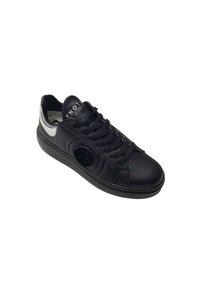 Sneaker in pelle nera con un design arrotondato, pannello laterale testurizzato e lacci piatti. Presenta una superficie liscia e un logo sottile sulla linguetta.