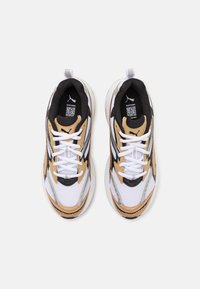 Puma MORPHIC - Tekaški copati za cesto - white/prairie tan/silver
