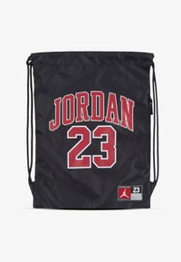 Sac cu șnur de culoare neagră, cu "JORDAN" scris cu font îndrăzneț roșu, numărul "23" deasupra; include o etichetă logo roșu și alb în colțul din dreapta jos.
