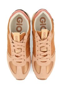 Zapatillas con una parte superior de ante beige, acentos rosa claro, puntera redonda, cierre de cordones y paneles laterales de malla; logo visible en la lengüeta.