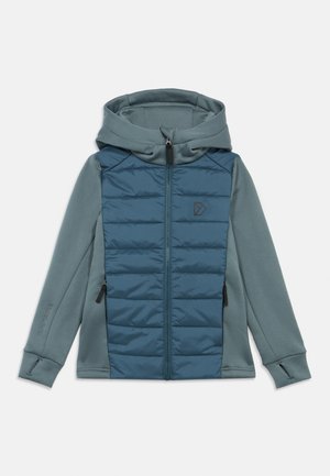 Hooded jacket su mėlynu, paminkštintu priekiu su vertikaliu įsiūtu tekstūru ir pilkais, lygiaverčiais rankovėmis. Dvi užtrauktuku uždarytos šoninės kišenės.