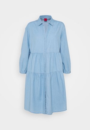 Lyseblå langærmet denimkjole med krave, skjulte knapper foran og en indsnævret talje delt op i to lag.