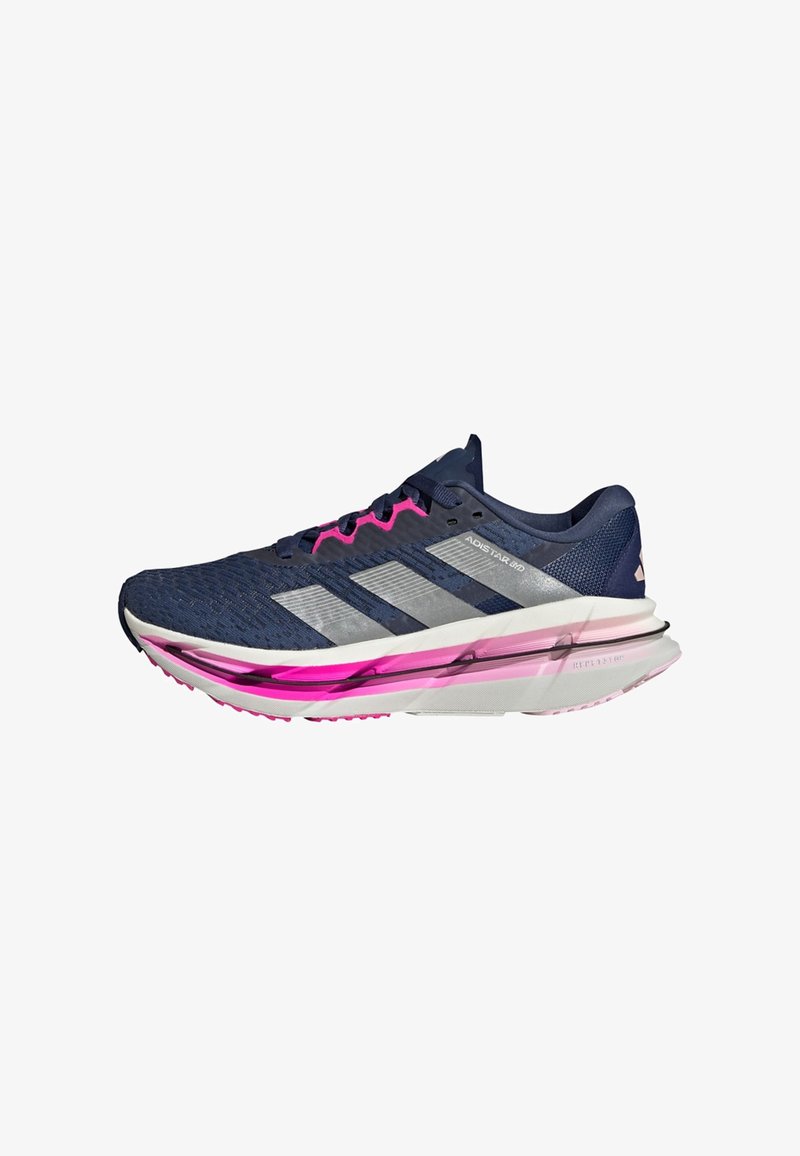 Chaussure de course marine avec des accents roses, tige en maille et trois bandes argentées. Elle présente une semelle courbée et un élément de rembourrage translucide rose.