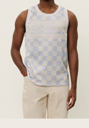 Hellblau-creme kariertes ärmelloses Tanktop mit Mesh-Struktur und gesticktem "Les Deux"-Logo auf der Brust.