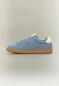 Ανοιχτό μπλε σουέντ αθλητικά παπούτσια με λευκή ταμπέλα στη φτέρνα και κορδόνια στο ίδιο χρώμα, με σόλα από καουτσούκ και διακριτικές οπές αερισμού στα πλάγια.