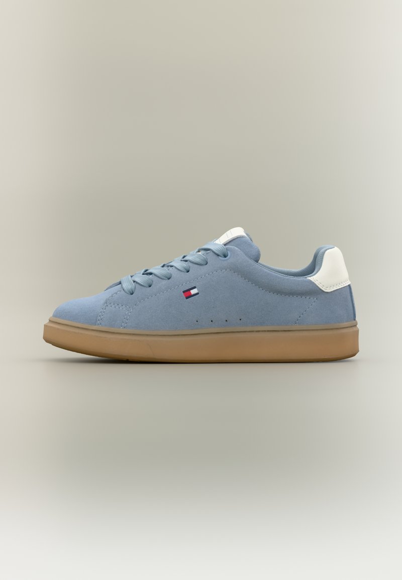 Ανοιχτό μπλε σουέντ αθλητικά παπούτσια με λευκή ταμπέλα στη φτέρνα και κορδόνια στο ίδιο χρώμα, με σόλα από καουτσούκ και διακριτικές οπές αερισμού στα πλάγια.