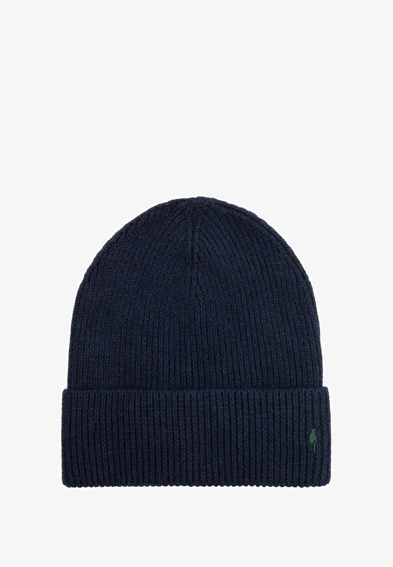 Granatowa, dziana czapka beanie o prążkowanej fakturze i zawiniętym mankiecie. Zawiera małe zielone logo z boku.