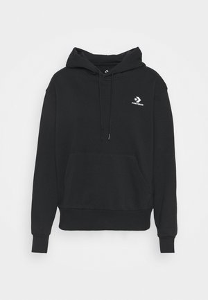 Czarna bluza Converse z kapturem, kieszenią z przodu, sznurkiem przy kapturze, ściągaczami na rękawach i małym białym logo na lewej stronie klatki piersiowej.