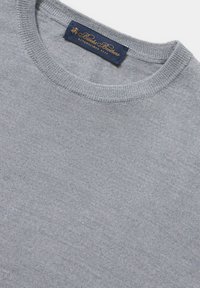 Maglione grigio a girocollo realizzato in tessuto morbido. Presenta un colletto a costine ben rifinito e un'etichetta blu navy con lettering dorato sulla scollatura.