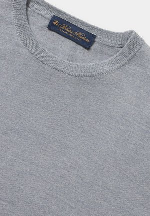 Grauer Rundhalsausschnitt-Pullover aus weichem Stoff. Verfügt über einen ordentlichen gerippten Kragen und ein marineblaues Etikett mit goldener Schrift am Hals.
