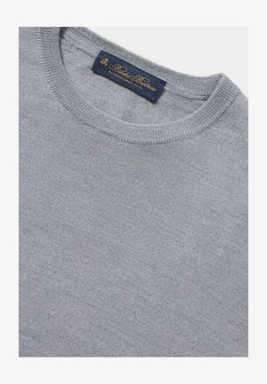 Maglione grigio a girocollo realizzato in tessuto morbido. Presenta un colletto a costine ben rifinito e un'etichetta blu navy con lettering dorato sulla scollatura.