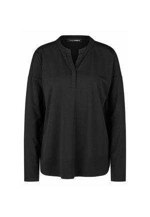 Zwarte blouse met lange mouwen, een gespleten V-halskraag en een losse pasvorm, met een gladde stoftextuur en een merklabel aan de binnenkant van de halslijn.