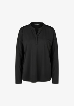 Zwarte blouse met lange mouwen, een gespleten V-halskraag en een losse pasvorm, met een gladde stoftextuur en een merklabel aan de binnenkant van de halslijn.