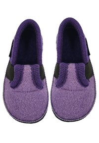 Paarse vilten pantoffels met zwarte elastische accenten. Ronde neus, zachte textuur en gestikte details langs de randen. Eenvoudig en gezellig design.