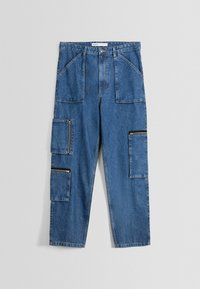 Pantalones cargo de mezclilla azul con múltiples bolsillos y detalles con cremalleras, con diseño de pierna recta y cintura de tiro medio. Material texturizado y duradero.