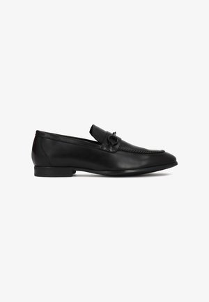 Mocassin pour homme en cuir noir avec petit talon, détail tressé sur l\'avant-pied et boucle ronde en métal sur le dessus.