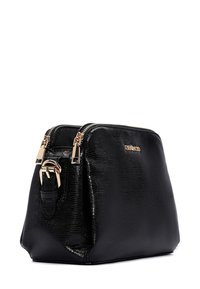 Borsa nera testurizzata con forma strutturata, chiusura con zip in tonalità dorata e tracolla per opzioni di trasporto versatili.