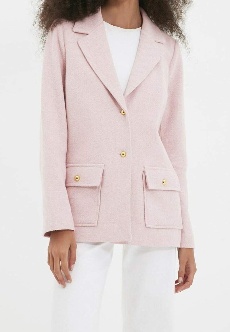 Blazer tissé rose clair avec un design à un bouton, des revers crantés, deux poches avant et des accents de boutons dorés.