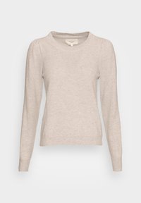 Jasnobeżowy, dzianinowy sweter z długimi rękawami, okrągłym dekoltem i subtelną prążkowaną fakturą. Posiada bufiaste detale na ramionach oraz dopasowane mankiety.